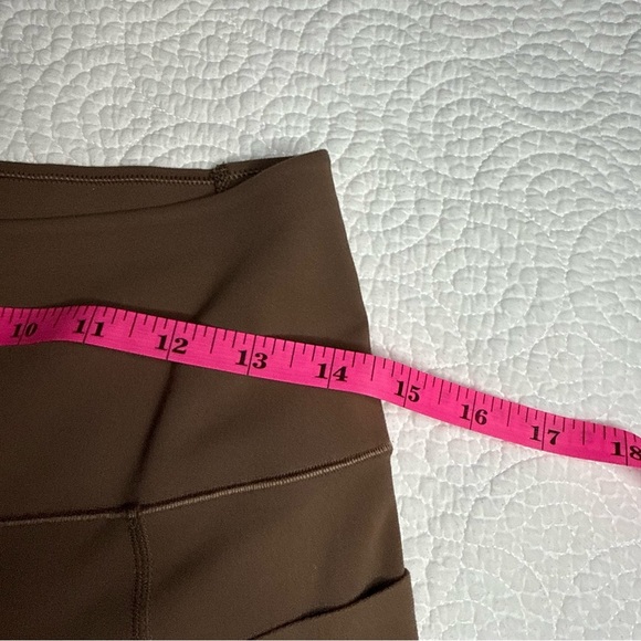 Uniqlo Brown Bike Shorts with Streamlined Design and Stretchy Fabric - Picture 4 of 9
